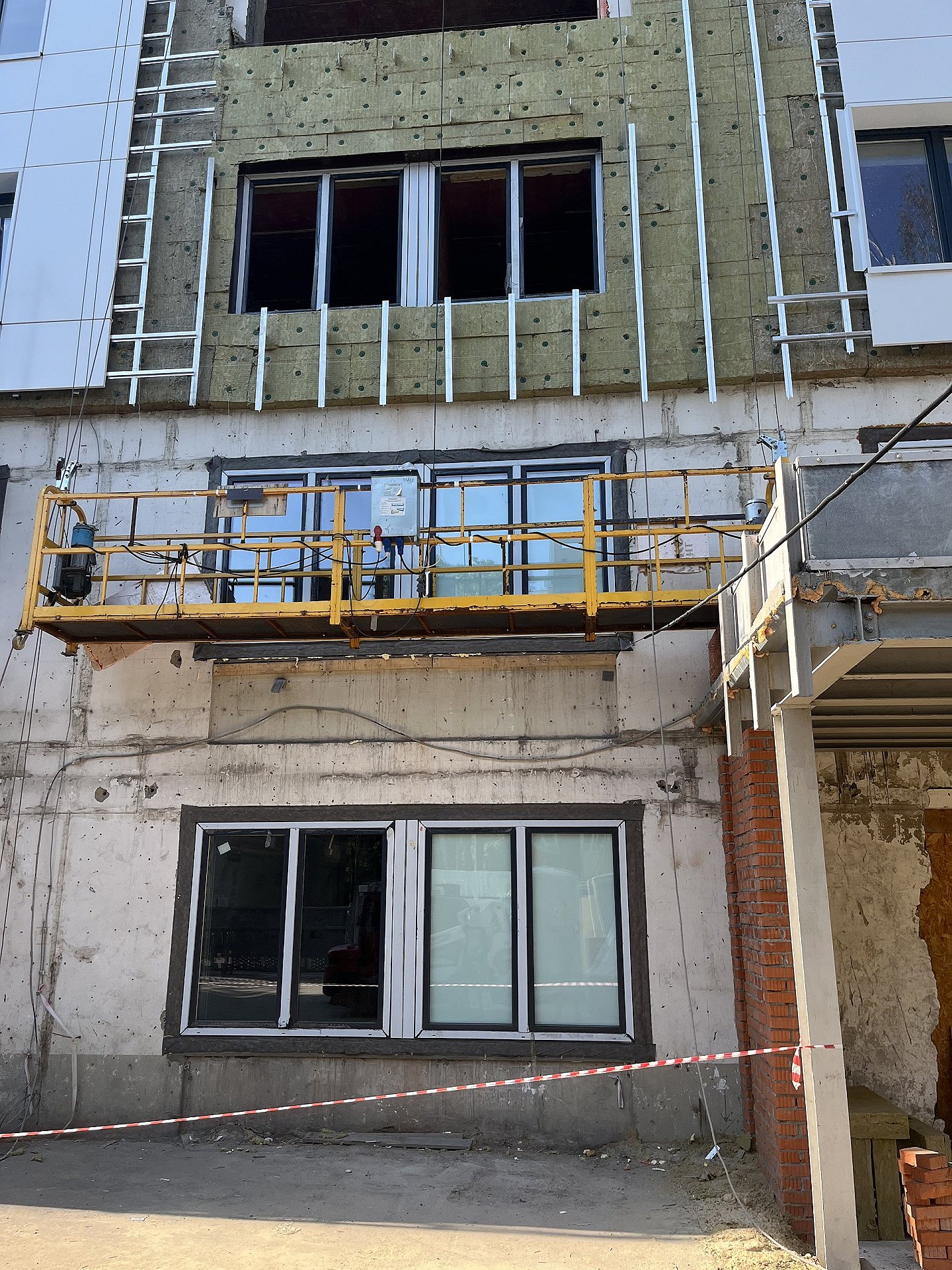 Тонировка фасада клиники пленкой Блэкаут в Москве