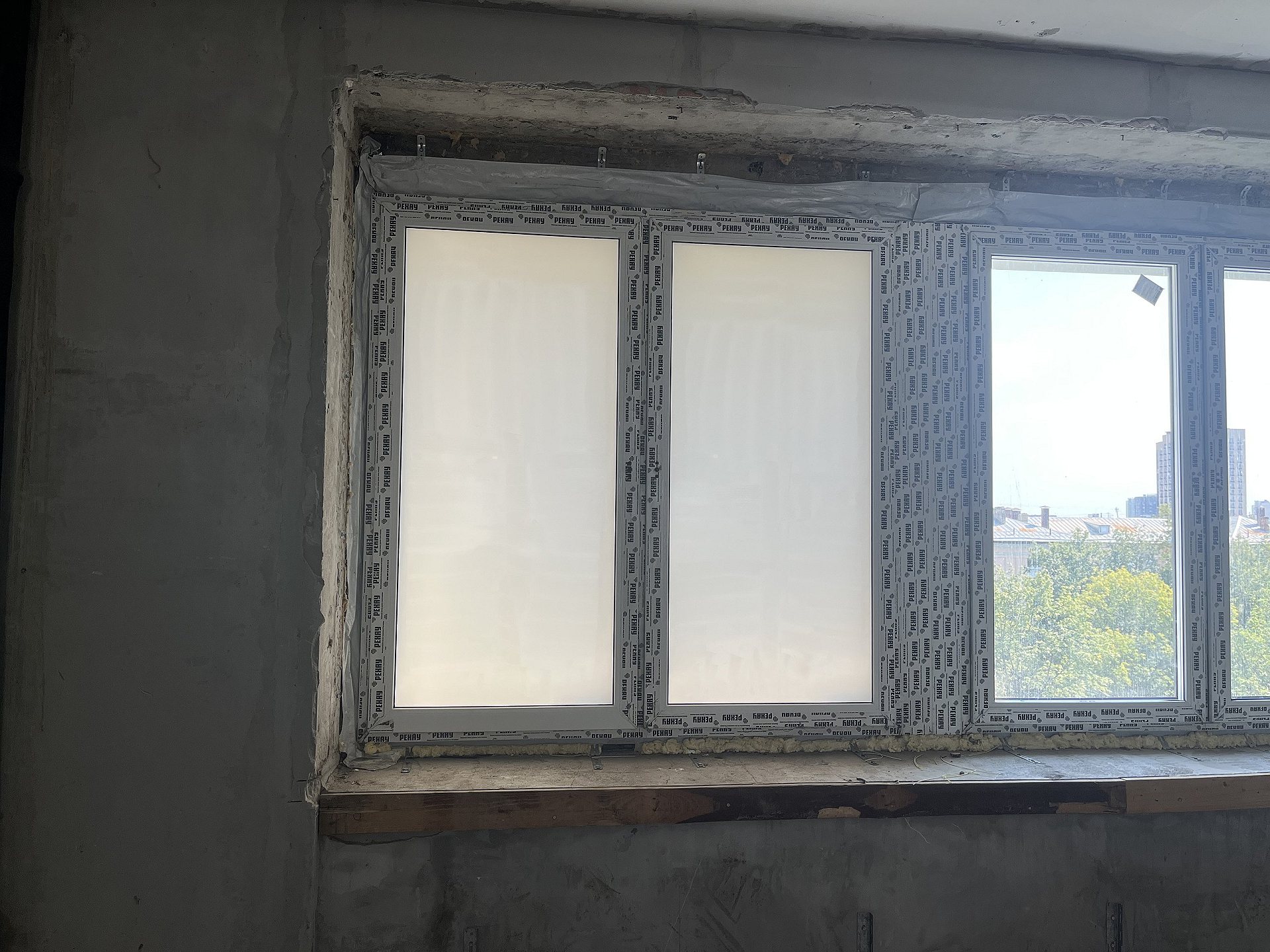 Тонировка фасада клиники пленкой Блэкаут в Москве