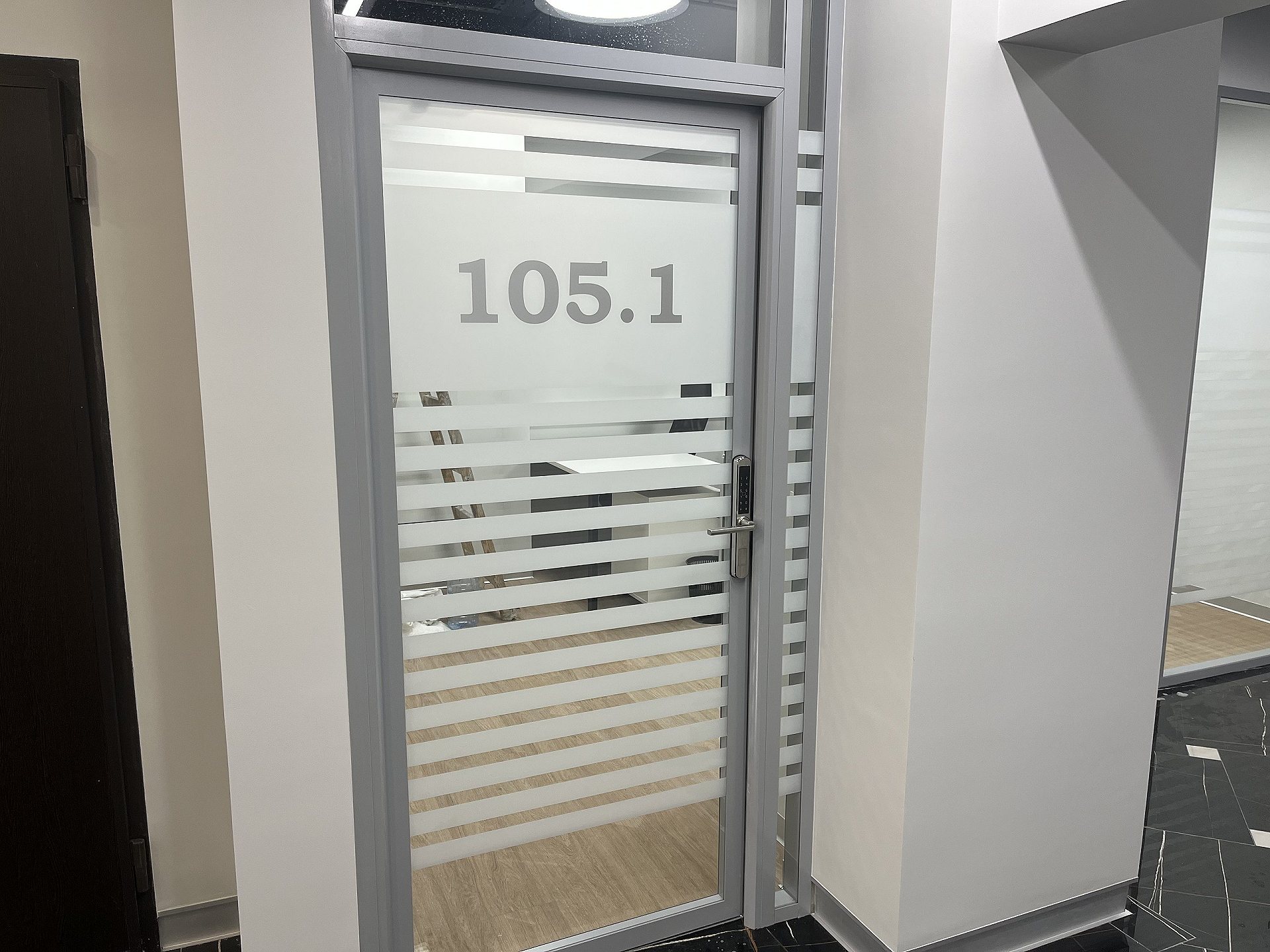 Матирование стеклянных перегородок в офисе матовыми полосами в Москве