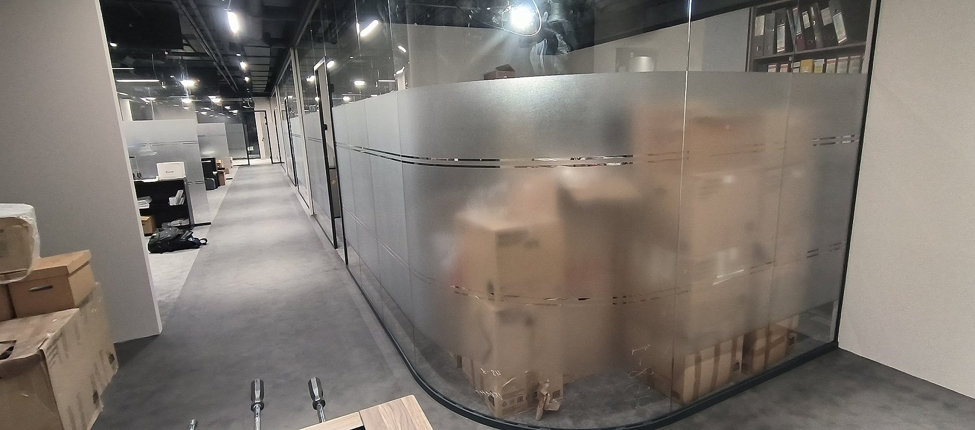 Матирование стеклянных перегородок матовыми полосами плёнкой AD220