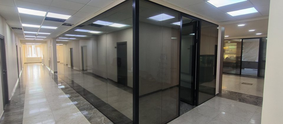 Тонировка офисных перегородок атермальной пленкой Nano Grey в Московской области
