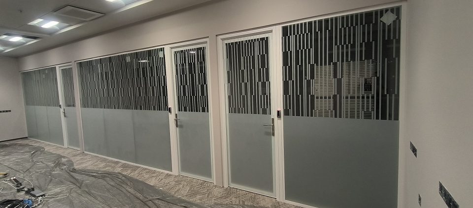 Декоративное матирование стеклянных перегородок и дверей в московском офисе